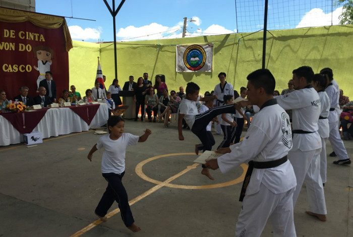 Después de unos de práctica, los adolescentes ya son capaces de volar.
